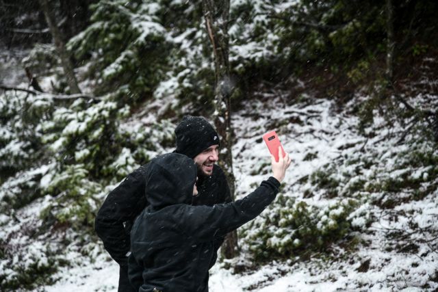 Και επίσημα χειμώνας: Χιόνισε για τα καλά στην Πάρνηθα – Γέμισε κόσμο το καταφύγιο [Εικόνες]