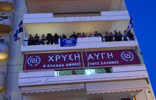 Ελεύθεροι οι κατηγορούμενοι για τις βομβιστικές επιθέσεις σε γραφεία της Χρυσής Αυγής