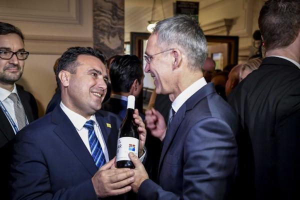 Ο Ζάεφ δώρισε ένα μπουκάλι «υπέροχο μακεδονικό κρασί» στον Στόλτενμπεργκ