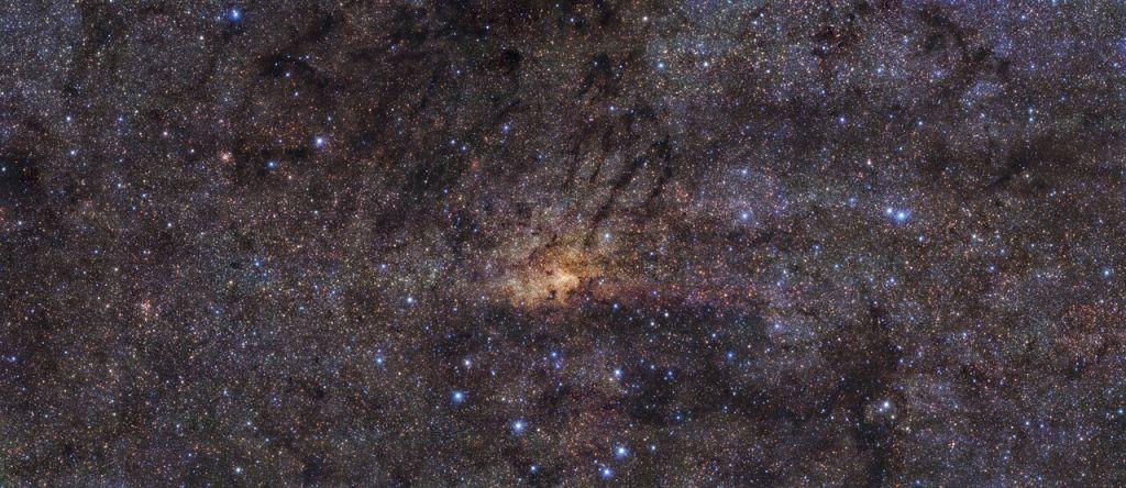 Η μάζα του γαλαξία μας είναι 890 δισεκατομμύρια φορές μεγαλύτερη από τον Ήλιο