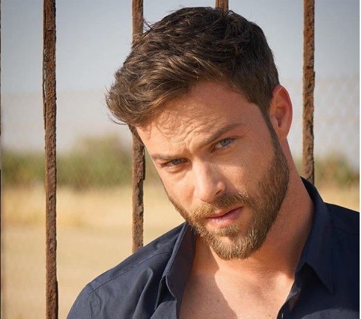 Στέφανος Μιχαήλ: Φωτογραφίζεται ολόγυμνος και αναστατώνει