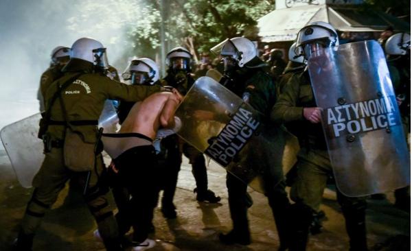 Σάλος από την φωτογραφία ημίγυμνου διαδηλωτή στα χέρια των ΜΑΤ