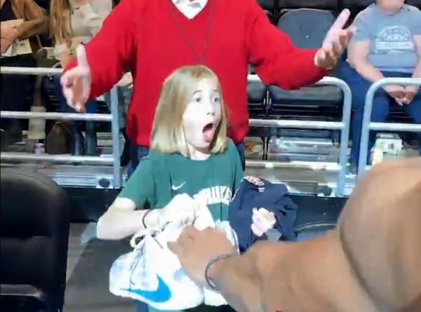 «Δεν θέλω τίποτα άλλο για τις γιορτές» λέει η 9χρονη μετά το δώρο-έκπληξη του Αντετοκούνμπο