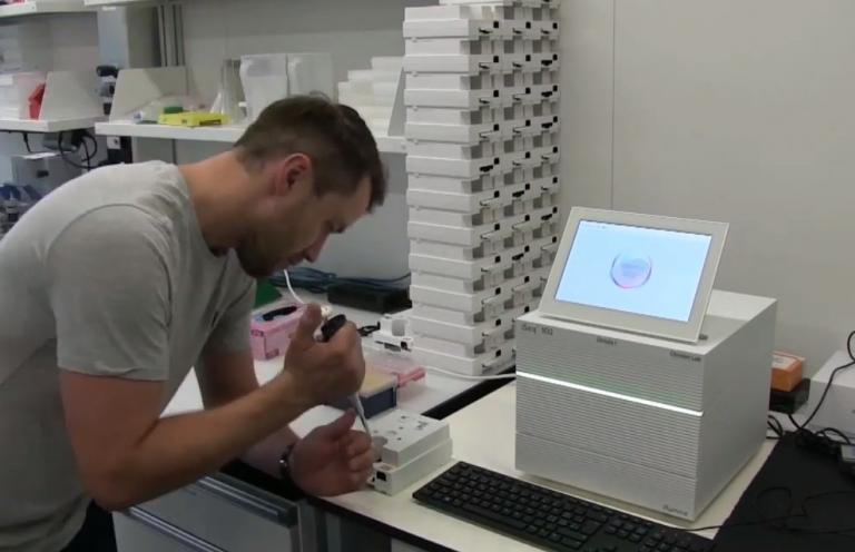 Ξεκίνησε η αποθήκευση πληροφοριών σε καθημερινά αντικείμενα που έχουν συνθετική μνήμη DNA