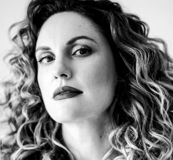 Η Κορίνα Λεγάκη μιλάει στο in.gr για τον δικό της «Νέος Κόσμος»