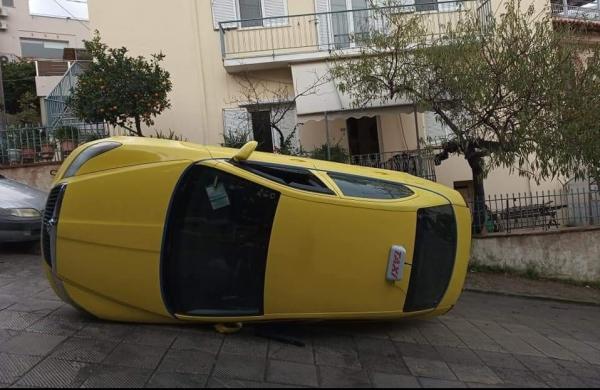 Ταξί αναποδογύρισε στον Υμηττό