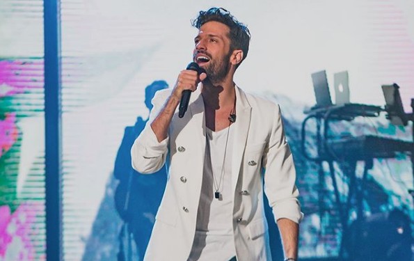 Κωνσταντίνος Αργυρός: Φωτογραφίζεται στην αγκαλιά της μητέρας του