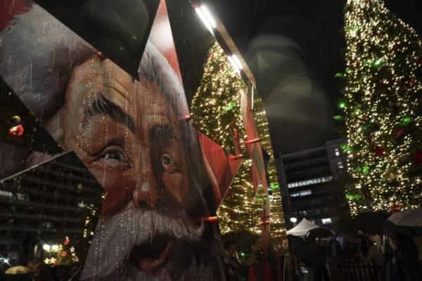 Το χριστουγεννιάτικο δέντρο στο Σύνταγμα έγινε… Πύργος της Πίζας