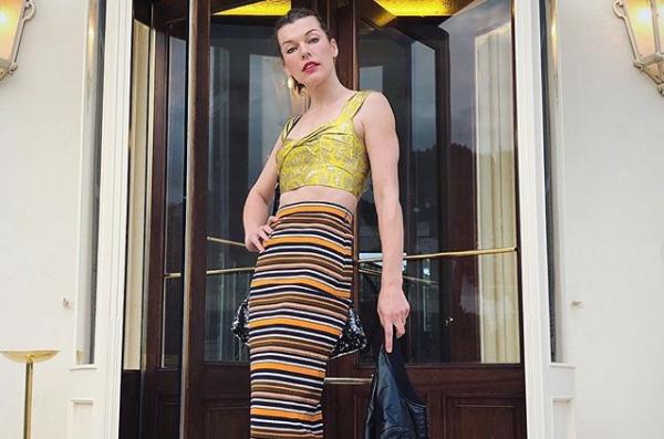 Μίλα Γιόβοβιτς: Γιόρτασε ποζάροντας με φουσκωμένη κοιλίτσα