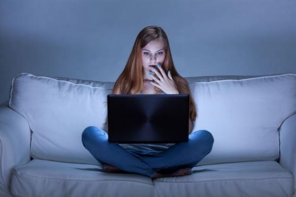 Εθισμός εφήβων στο διαδίκτυο – Αναγκαία η συμβουλευτική