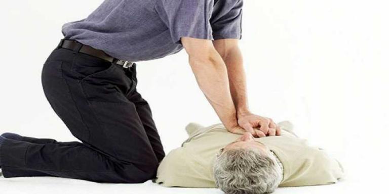 Καρδιακή προσβολή : Πρώτες βοήθειες – Τρεις κινήσεις που πρέπει να κάνετε άμεσα