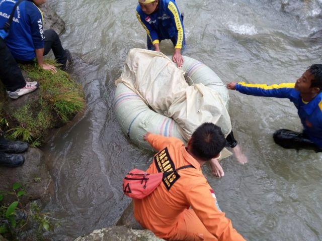 Ινδονησία: Τουλάχιστον 24 νεκροί από πτώση λεωφορείου σε χαράδρα