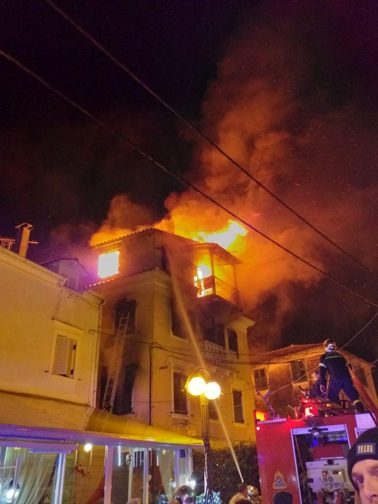 Στις φλόγες αρχοντικό στην Κέρκυρα : Μάνα και κόρη πήδηξαν στο κενό – Κρίσιμη η κατάσταση του πατέρα