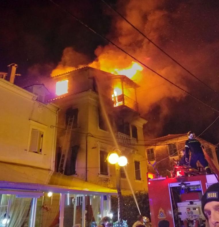 Στις φλόγες αρχοντικό στην Κέρκυρα : Μάνα και κόρη πήδηξαν στο κενό - Κρίσιμη η κατάσταση του πατέρα