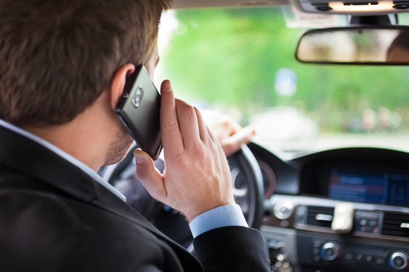 «Βροχή» οι κλήσεις από την Τροχαία : Με το κινητό στο χέρι οι οδηγοί και στάθμευση σε θέσεις ΑμεΑ