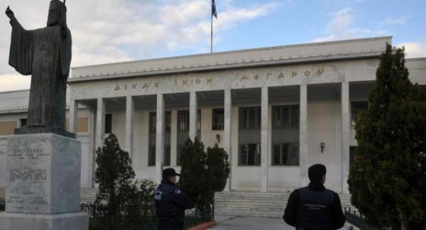 Στον εισαγγελέα Κορίνθου οι δολοφόνοι της 73χρονης – Αποδοκιμάστηκαν από συγκεντρωμένους