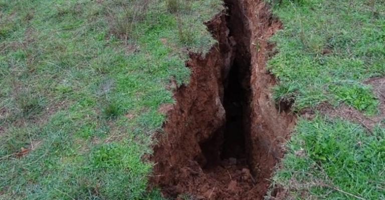 Απίστευτες εικόνες : Άνοιξε η… γη στην Ελασσόνα