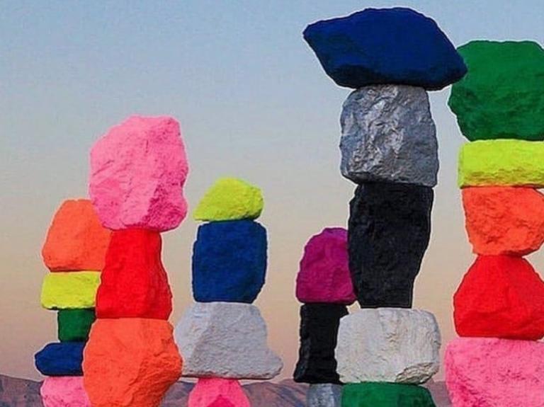 Ενα γιγάντιο πολύχρωμο γλυπτό για την ευτυχία
