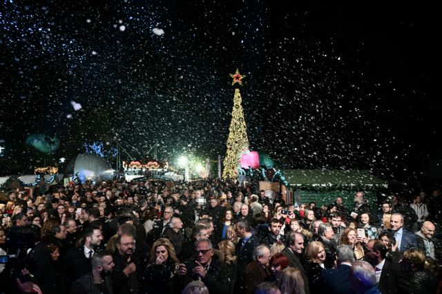 Φωταγωγήθηκε το χριστουγεννιάτικο δέντρο στο Πεδίον του Άρεως – «Έλαμψε» το ζεύγος Πατούλη