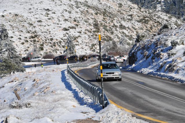 Καιρός : Στα λευκά «ντύθηκε» η Πάρνηθα