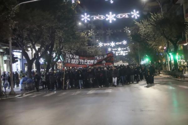 Πορεία Γρηγορόπουλου : Η απρόσμενη συνάντηση αντιεξουσιαστών με νιόπαντρο ζευγάρι στην Πάτρα