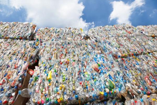 Πνιγόμαστε στο πλαστικό – Καλύπτουν νησί τα μπουκάλια PET