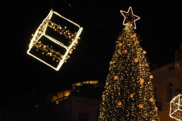Λαμπερές εκδηλώσεις για την Πρωτοχρονιά σε πάρκα και πλατείες