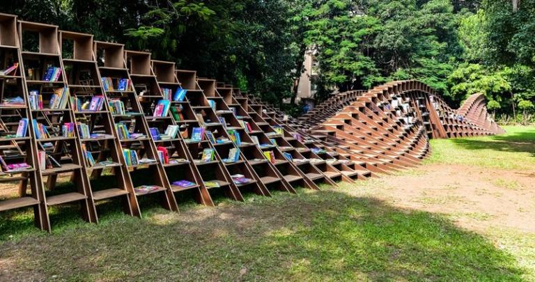 Ενας «Βιβλιοσκώληκας» αντιμετωπίζει τον αναλφαβητισμό