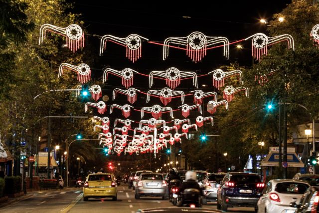 Τι κάνουν τα Πόκεμον στην Αθήνα; - Το Twitter ξεσπά με τους χριστουγεννιάτικους στολισμούς