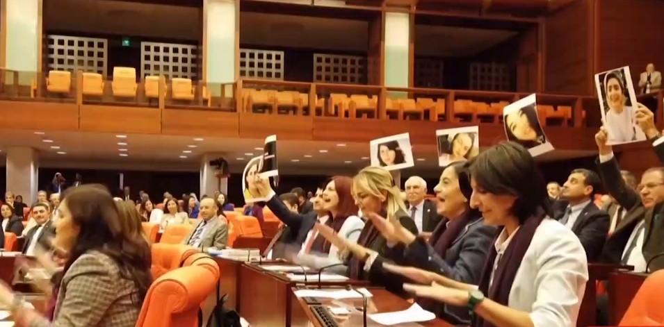 Τουρκάλες πολιτικοί διαμαρτύρονται κατά της βίας των γυναικών
