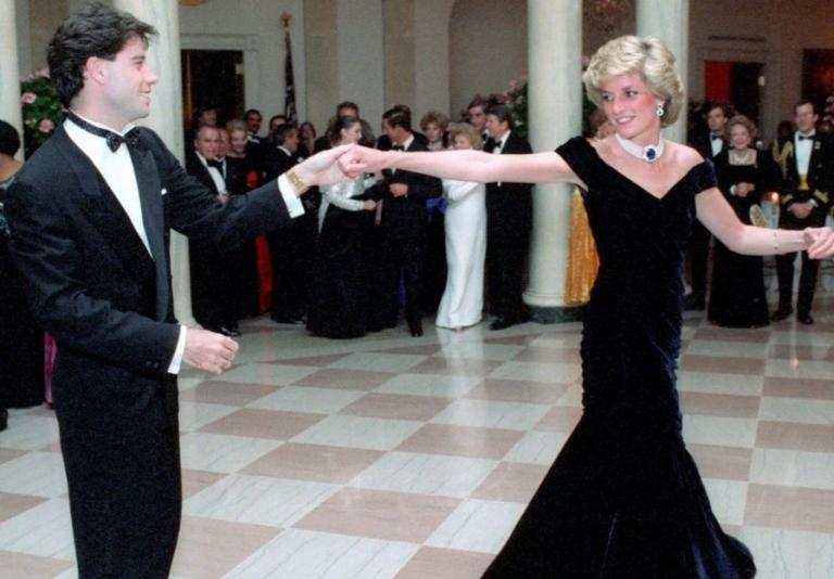 Το «φόρεμα Τραβόλτα» της Νταϊάνα πέρασε σε νέα χέρια