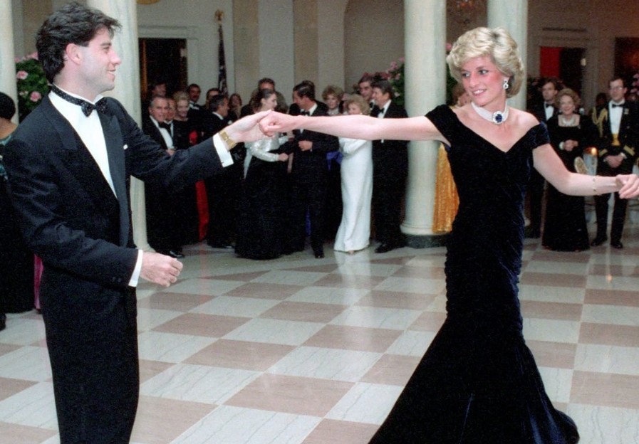 Το «φόρεμα Τραβόλτα» της Νταϊάνα πέρασε σε νέα χέρια