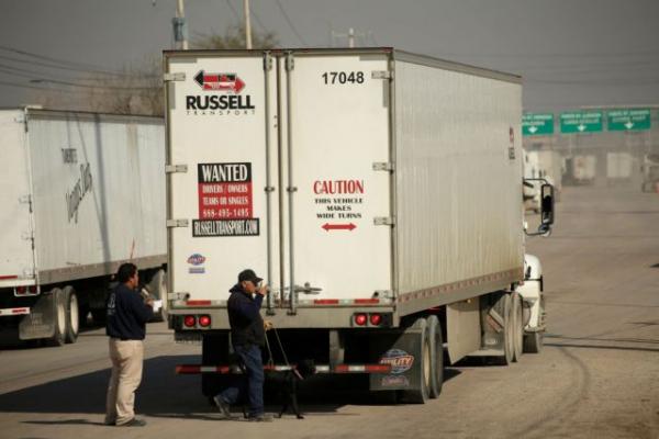 Τρόμος : Φορτηγό παρασύρεται από τον άνεμο