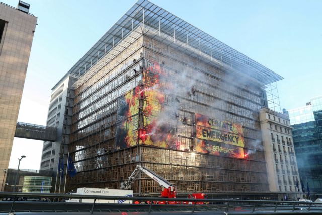 Κλιματική αλλαγή : Ακτιβιστές έβαλαν «φωτιά» στο κτίριο του Ευρωπαϊκού Συμβουλίου