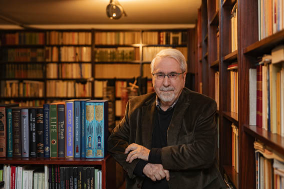 Η εκπληκτική βιβλιοθήκη του Νίκου Δήμου και η μεγάλη δωρεά που έκανε