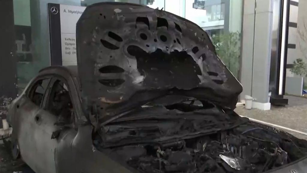 Μεγάλες ζημίες από τον εμπρησμό σε αντιπροσωπεία αυτοκίνητων [Εικόνες]