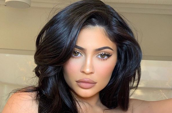 Κάιλι Τζένερ: Ποζάρει με φουσκωμένη κοιλίτσα