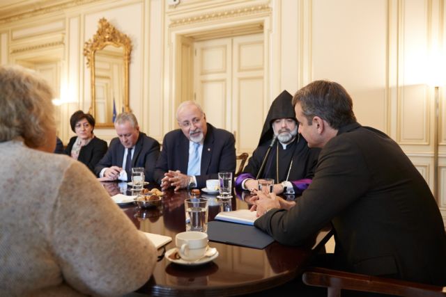 Συνάντηση Μητσοτάκη με μέλη της αρμενικής κοινότητας στην Ελλάδα