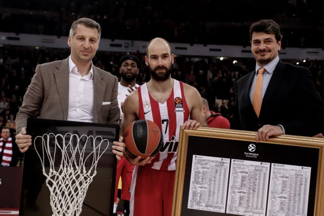 Η βράβευση του Σπανούλη από τον Παπαλουκά [βίντεο]