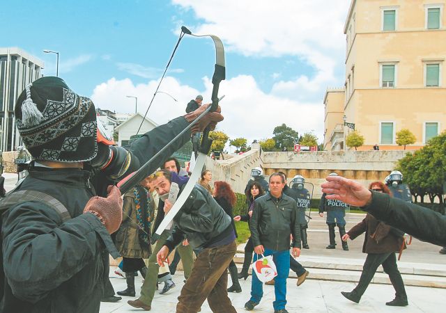 Συνελήφθησαν από την αντιτρομοκρατική ο δραπέτης «τοξοβόλος του Συντάγματος» και δύο γυναίκες