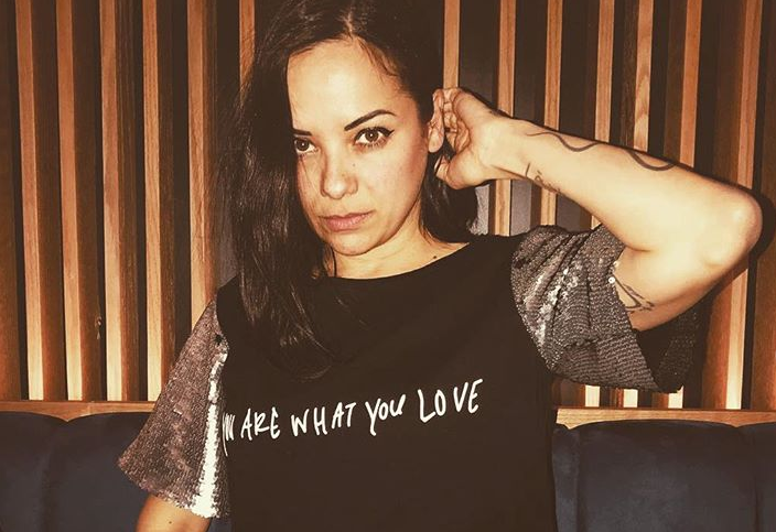 Κατερίνα Τσάβαλου: “Μαμά και κόρη με πυρετό”