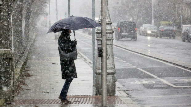 Καιρός : Νέο κύμα ψύχους με βροχές και χιονοπτώσεις σε εξέλιξη