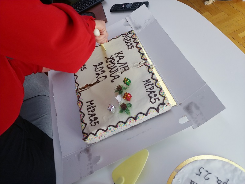 Το ΜέΡΑ25 έκοψε την πίτα του σε online σύνδεση με τα κομματικά του γραφεία