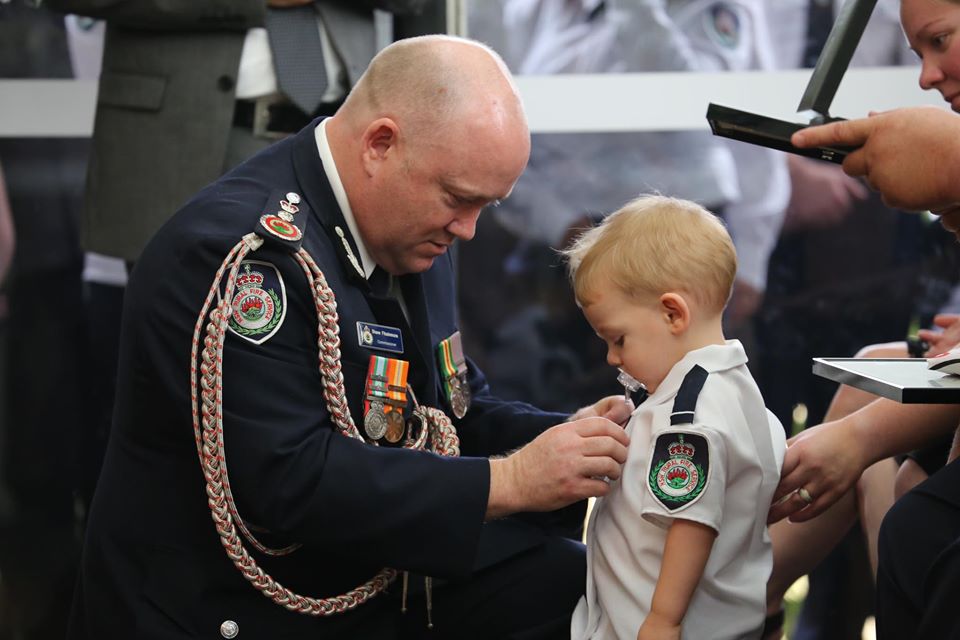 Στιγμή που ραγίζει καρδιές στην Αυστραλία - 19 μηνών παιδάκι παρασημοφορείται για τον νεκρό πατέρα του