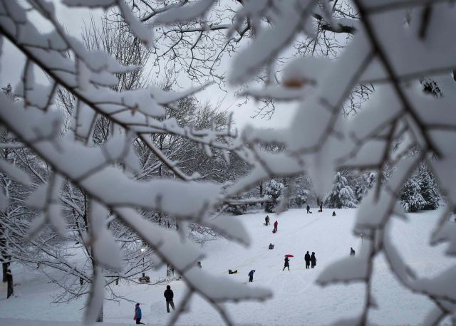 Ασυνείδητοι γονείς άφησαν μωρό στο μπαλκόνι και πέθανε από την παγωνιά
