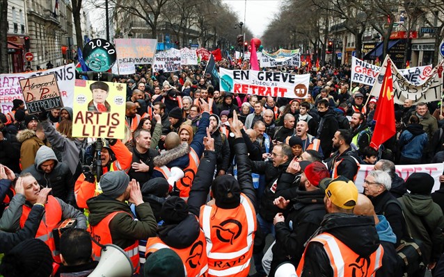 Γαλλία: Νέες διαπραγματεύσεις για το συνταξιοδοτικό - Στο χορό των απεργιών και τα διυλιστήρια