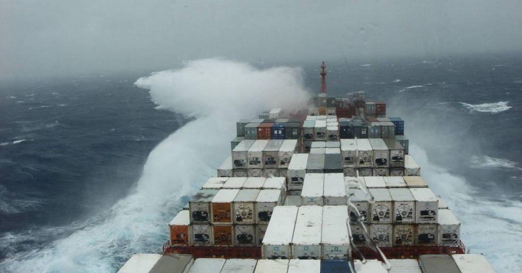 Υπό δύσκολες καιρικές συνθήκες η ρυμούλκηση του ακυβέρνητου πλοίου