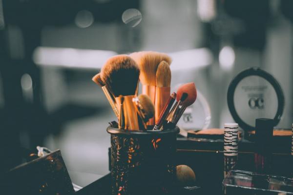 Τι συμβαίνει όταν δεν βγάζετε το μακιγιάζ πριν κοιμηθείτε