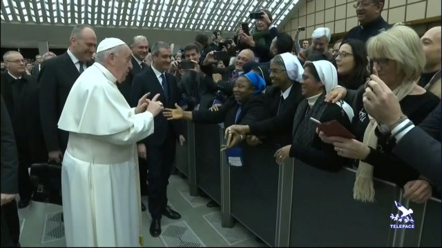 Πάπας σε καλόγρια: Θα σε φιλήσω αλλά μην με δαγκώσεις
