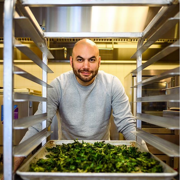 Ο σεφ που σέρβιρε πιάτα 350 δολαρίων, μαγειρεύει για παιδιά σε σχολεία